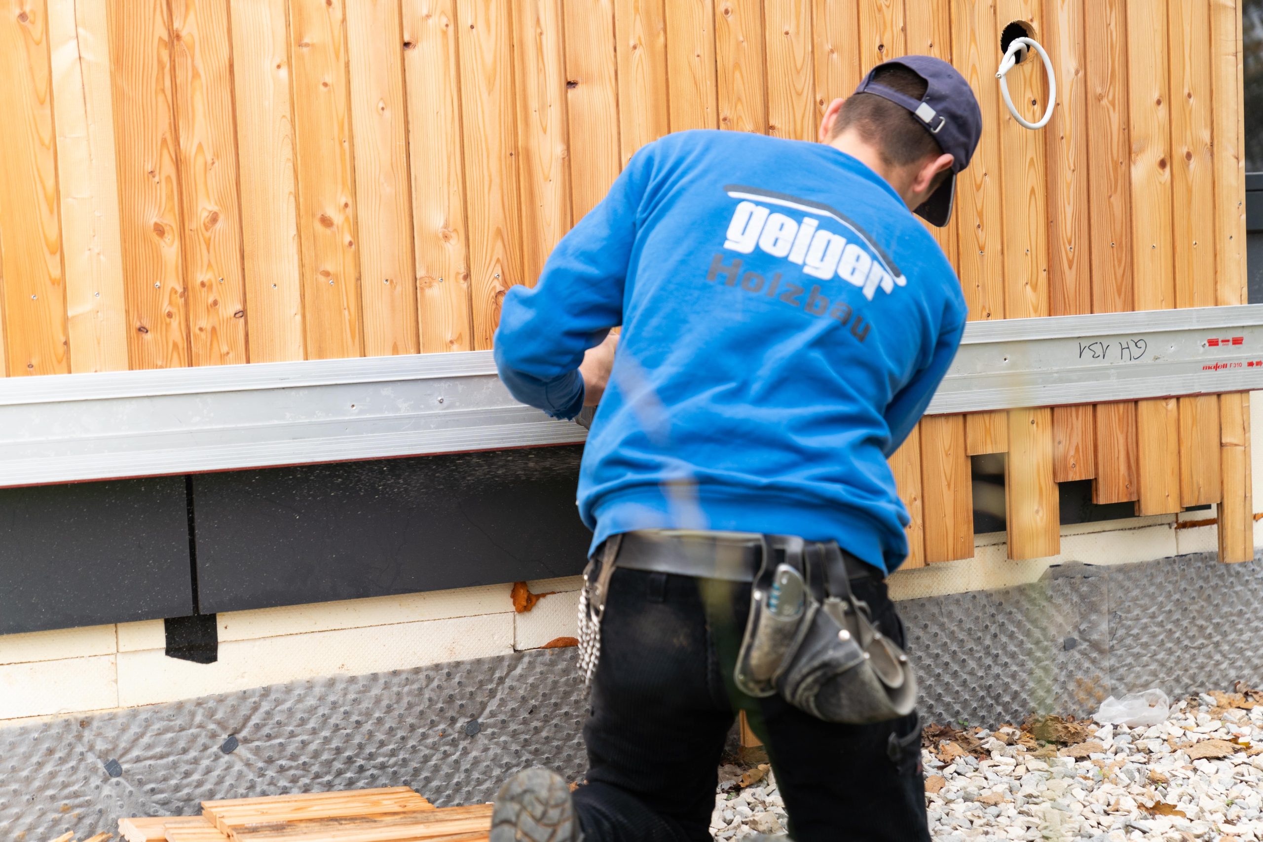 Ein Zimmermeister bei seiner Arbeit.