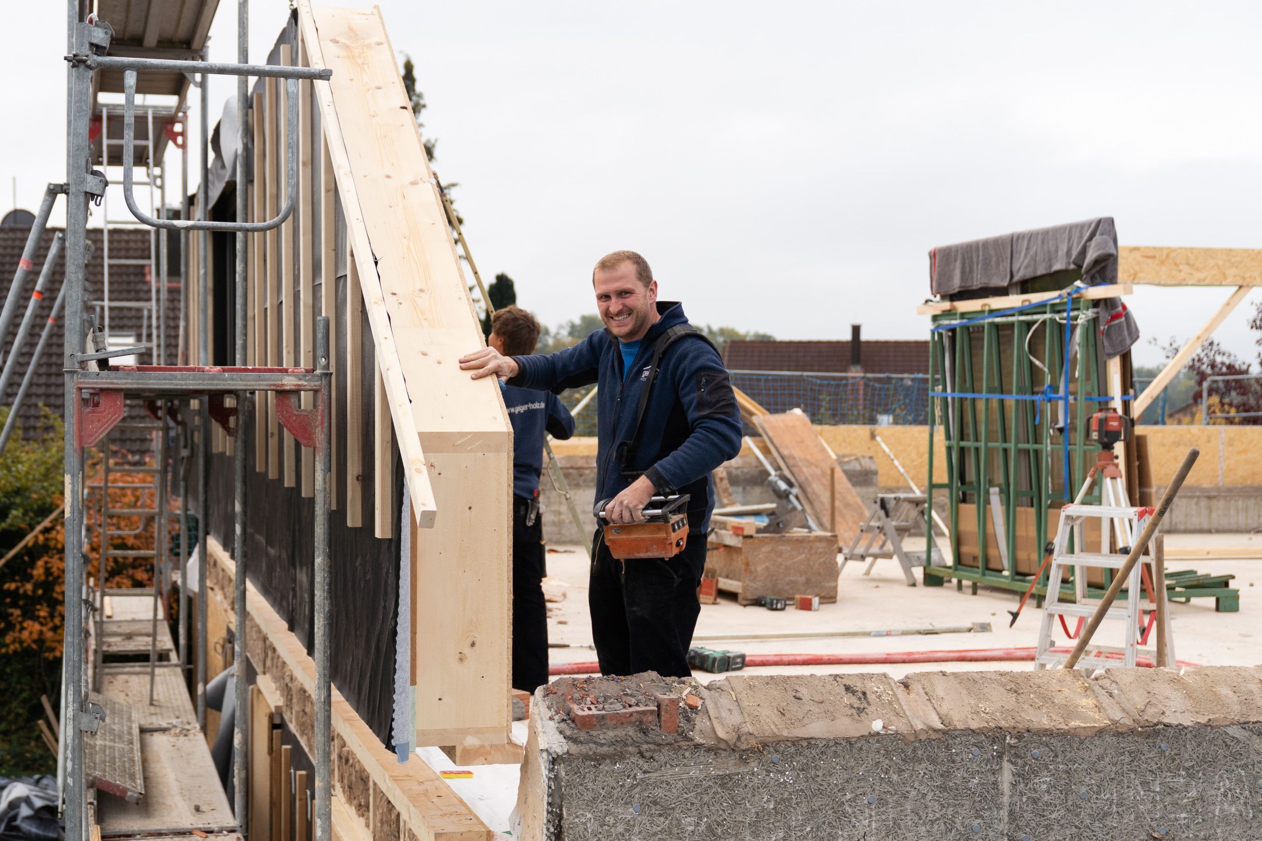 Ein Zimmermeister bei seiner Arbeit.